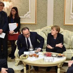 Hollande-Merkel: nuove sanzioni a Russia se non rispetta accordi Minsk