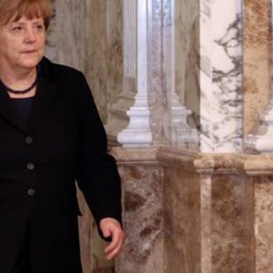 Merkel incontra Tsipras ma le Borse continuano a scendere: Milano -0,5%
