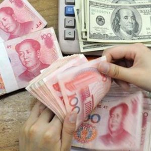 Cina, yuan-dollaro ai minimi dal 2011