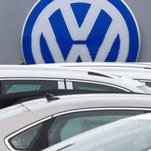 Volkswagen crolla in Borsa e pesa su Fca