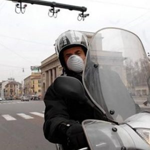 Allarme smog: blocco del traffico a Milano e a Napoli, ma non a Roma