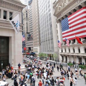 Wall Street record, banche super a Milano ma l’Asia scende