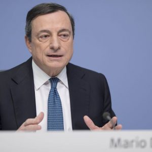 Bce, Draghi non cambia tassi e Qe ma abbassa stime su Pil