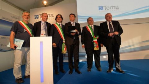 Renzi inaugura l’elettrodotto da record di Terna che unisce la Sicilia al continente