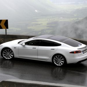 Tesla torna all’utile: +21,9 milioni nel III trimestre