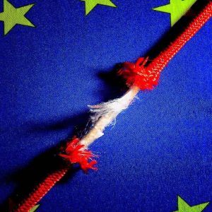 Tregua Italia-Ue, sì alla Brexit della May, disgelo Usa-Cina