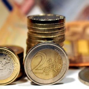Euro al top da tre anni, Borse e bond sotto pressione