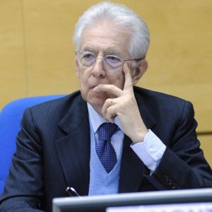 Mario Monti dà lezione alla Meloni: in Europa bisogna saper trattare con Francia e Germania e non battere i pugni