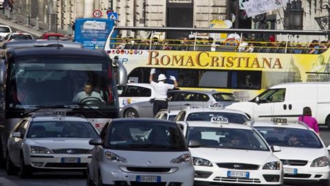 Roma: smog, continua il blocco del traffico