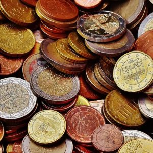 Euro, le monete da 1 e 2 cent restano