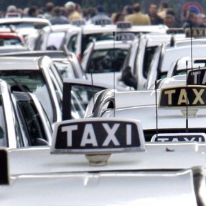 Uber tenta la pace con i taxi: “Incontriamoci”