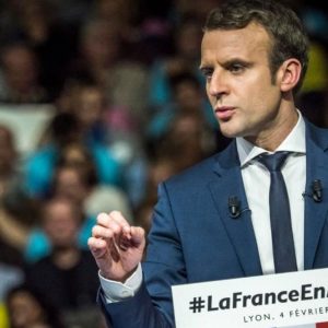 Francia: Macron vola, Valls è con lui