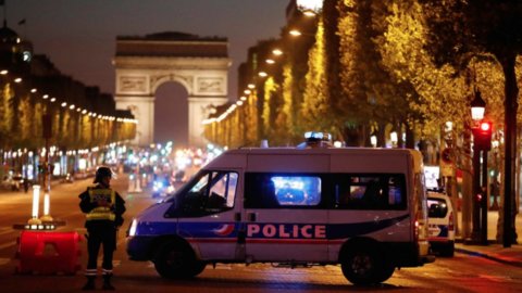 Parigi, attentato su Champs Elysees: morto un poliziotto