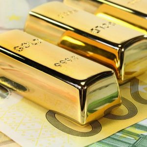 Euro sfiora nuovi record, oro in rialzo. Milano sale con le banche