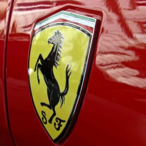 Borsa: l’exploit di Ferrari e la corsa di Tim non salvano Milano