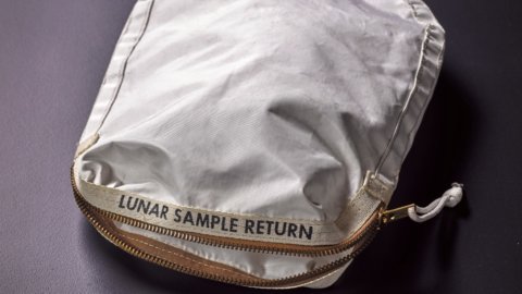 In asta a New York, la borsa dell’astronauta Neil Armstrong
