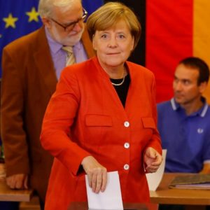 Elezioni Germania, proiezioni: Merkel in testa ma ultradestra vola e Spd crolla